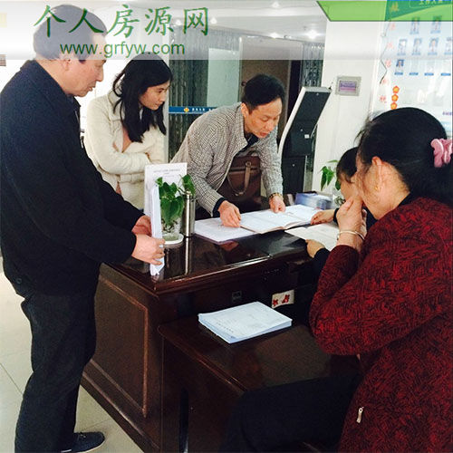 郴州市民在两税征收大厅咨询契税、营业税新政