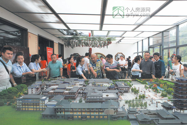 标志门·九院十街置业顾问为商会会员们介绍项目概况
