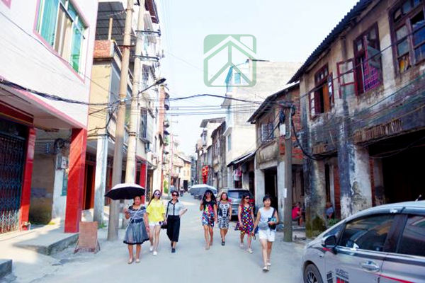 骑楼吸引游客前来探访