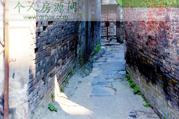 骑楼之间的石板路