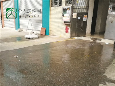 消防水箱漏水,京城商贸3栋2单元楼道水流成河
