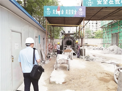违规现场搅拌砂浆拒不整改,施工单位面临近10万元罚单