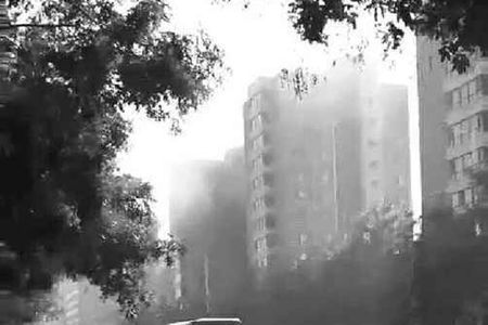 朝阳友谊大街三段21号楼昨一居民楼平台发生火灾