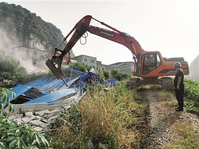 城中区组织工作人员精准拆违2万多平方米