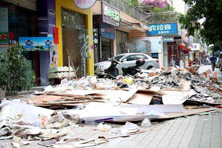 人行道堆放建筑废渣困扰商铺住户