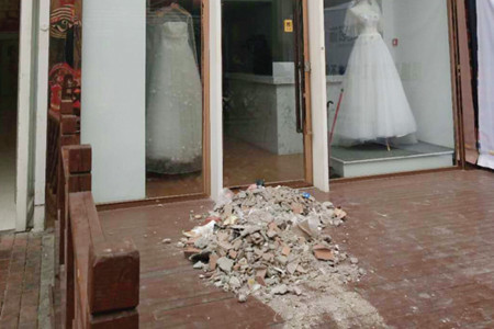 倾倒在蜜丝新娘婚纱店门口的建筑垃圾