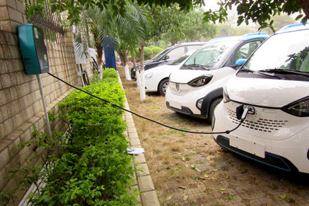 小区业主在家安装新能源汽车充电口