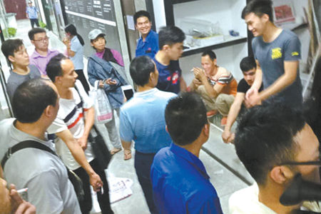 苹果装饰公司门口聚集不少人