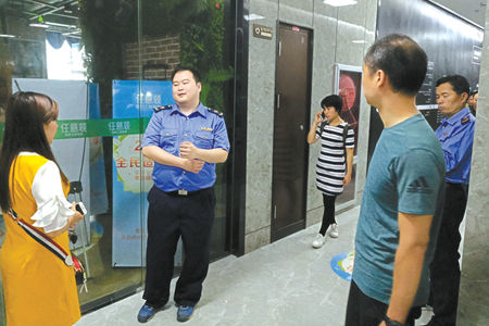 柳州工商部门执法人员在苹果装饰现场调查