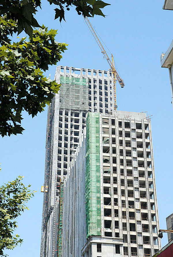 平顶山建设路中段一在建住宅楼外景