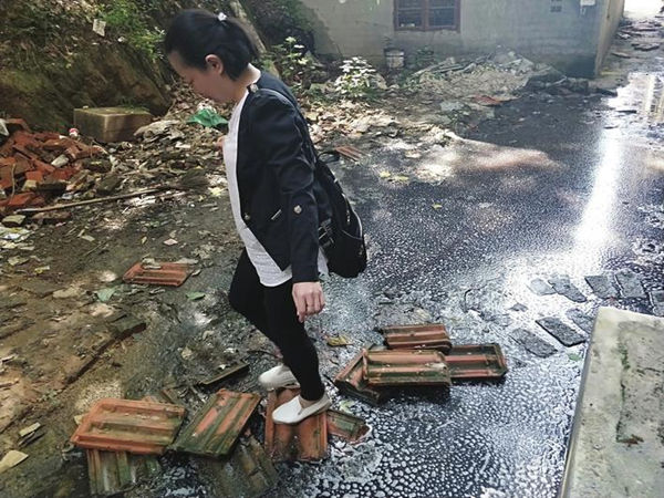 瑶塘坡私营街污水四溢