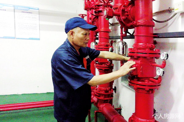 苏港物业工作人员检查泵房安全