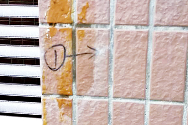 小区墙壁疑似留下小偷标记的符号