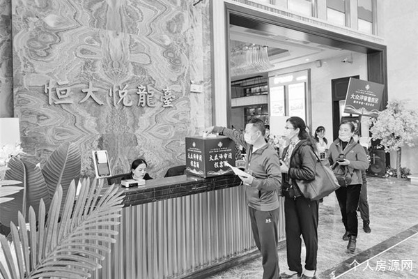 玉林大众评审看房团在恒大地产楼盘实地考察