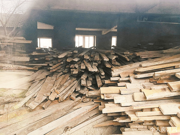 住宅楼堆放了大量的木材