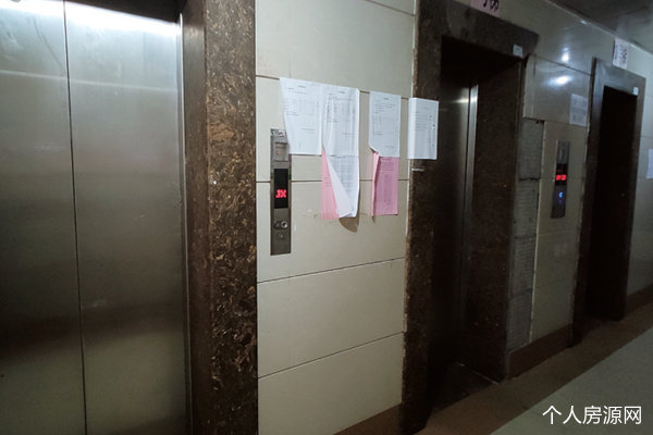 金绿洲小区电梯坏了无人修理