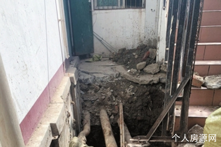 盛鑫苑小区公共区域管道损坏地下停车场浸水