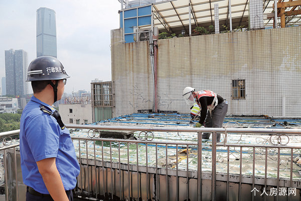 城管依法拆除楼顶违建活动室