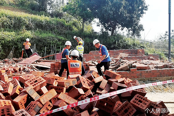柳州一违法抢建房屋被拆除