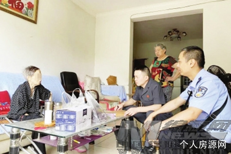 法官送调解文书并为老人送上礼物