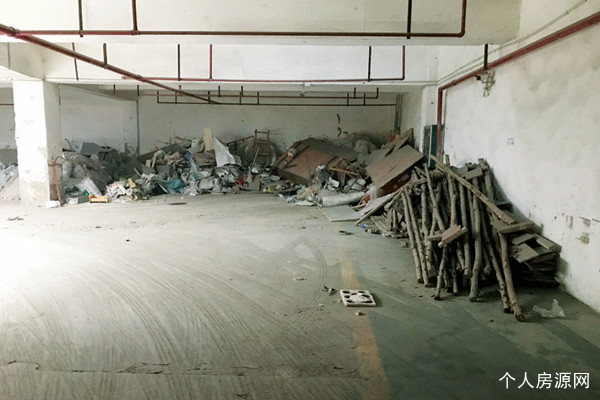 高新明珠小区地下车库堆满建筑垃圾