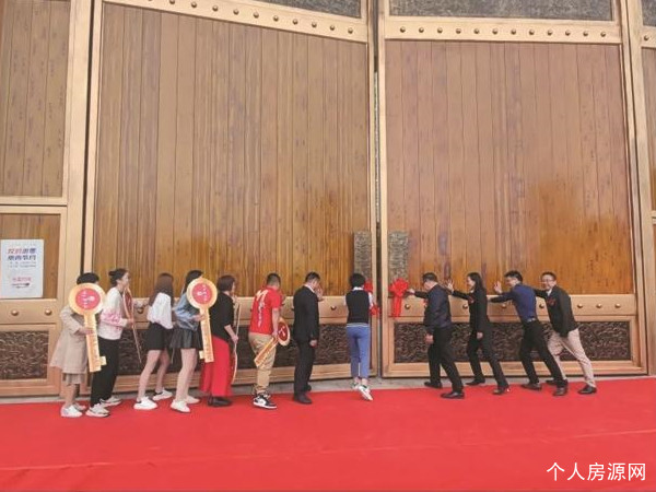 万昌领导和业主代表一起打开幸福之门