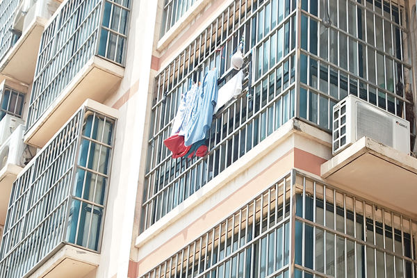 阳台晾衣服滴水会不会漏到楼下 阳台外晾衣服往下滴水不文明